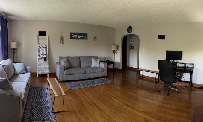 Huntingdon House | Convenient Stay Near Raystown with Boat Parking Available