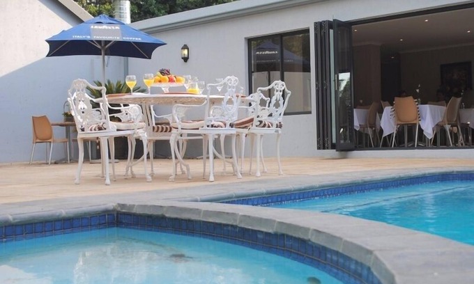 Woodmead Bed & Breakfast | Inviting 6 on Morris Guest Lodge with Pool & Spa Amenities
