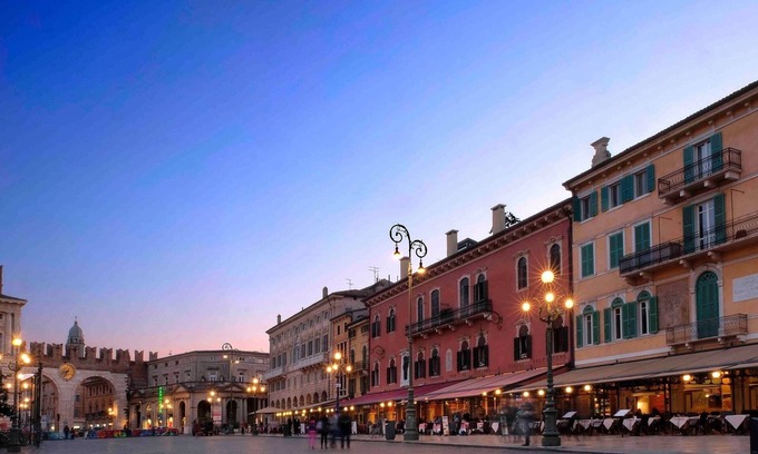 Verona City Centre Apartment | Elegant Verona Apartment for 6 with Spa and Breakfast