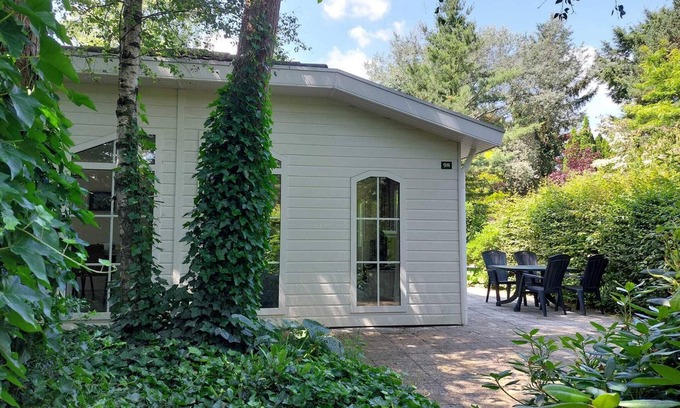 Beekbergen-Zuid House | Cozy Chalet for 6: 3 Bedrooms & Terrace, Pet-Friendly!