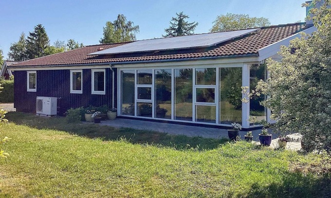 Kongsnæs House | Spacious 6-Person Holiday Home with Oceanfront Views