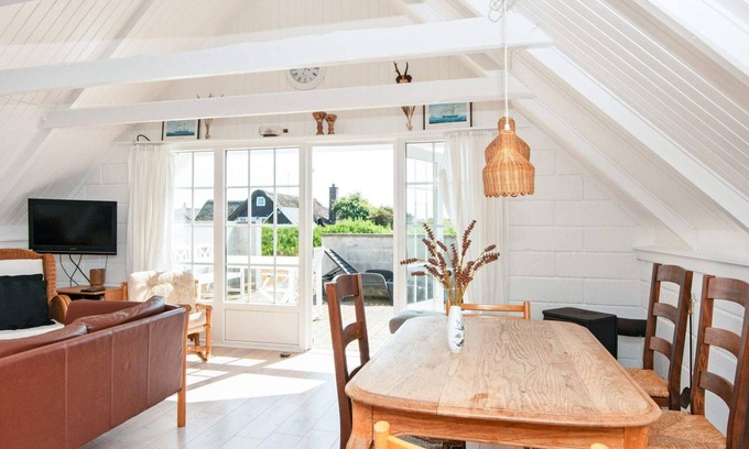 Nørre Lyngvig House | Spacious 6-Person Holiday Home in Ringkobing with Breakfast