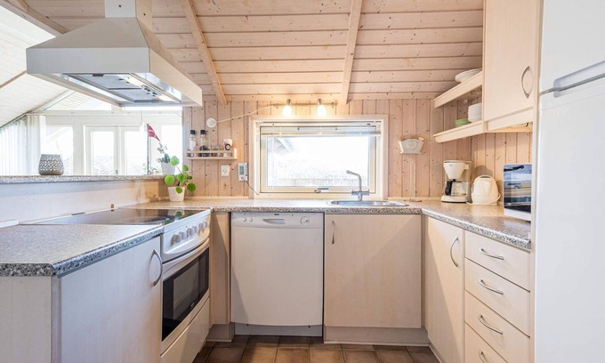 Bork Havn House | Welcoming 6-Person Holiday Home in Hemmet with Breakfast