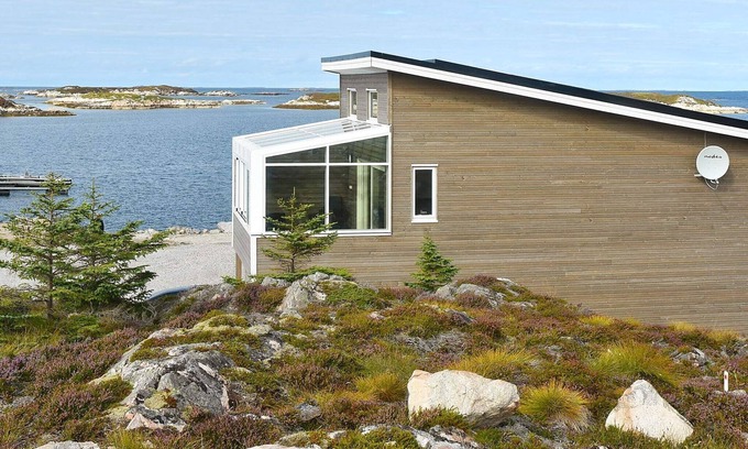 Dyrvik House | Oceanfront Holiday Home for 6 in Dyrvik - Guest Rated 10/10