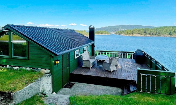 Lindas House | Ideal 6-Person Holiday Home in LINDÅS with Ocean View