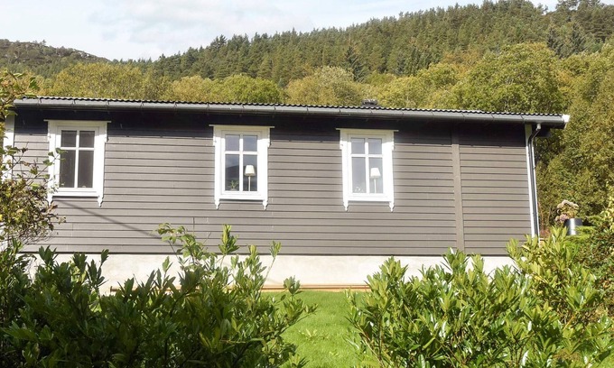 Vanylven House | Spacious 6-Person Holiday Home with Ocean Views in Åram