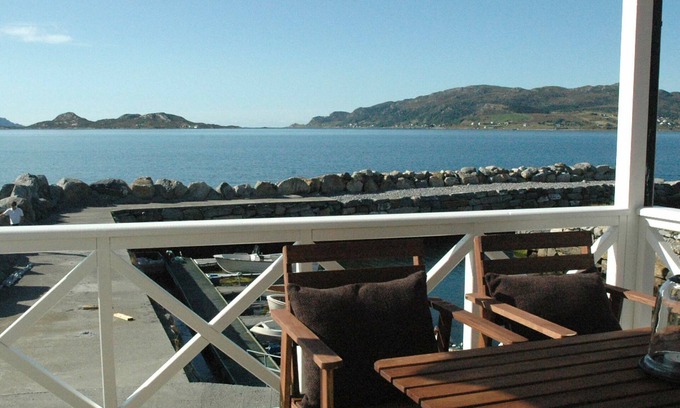 Stadlandet House | Oceanfront 6-Person Holiday Home in Åram with Breakfast