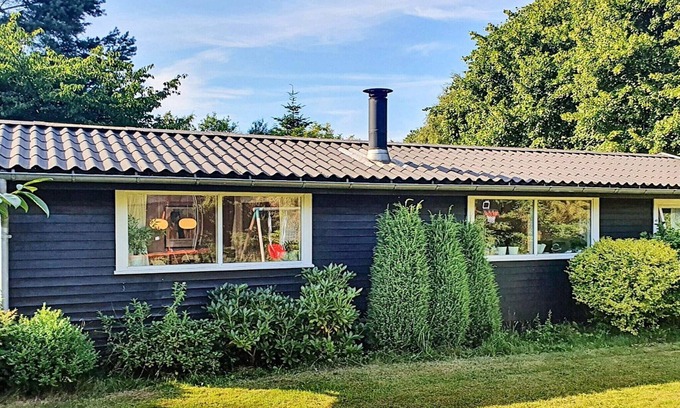 Hojby House | Inviting 6-Person Holiday Home in Højby with Breakfast