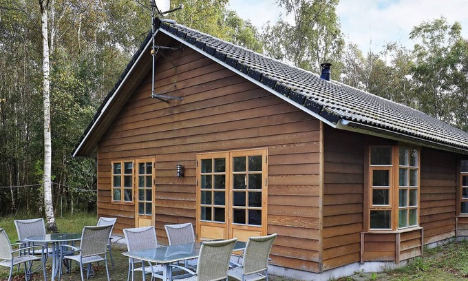 Vestero Havn House | Spacious 6-Person Holiday Home in Læsø with Spa & Breakfast