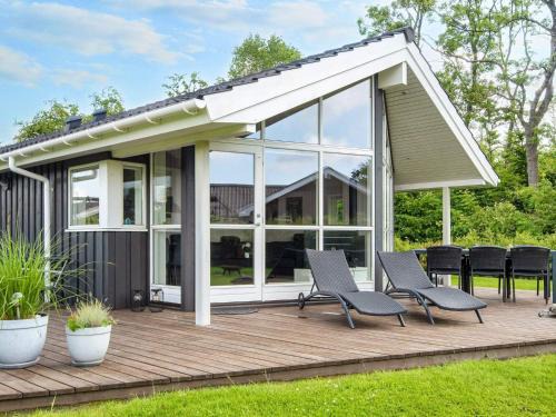 Pøt Strandby House | Relax in Holiday Home Juelsminde LXXXIV - 4-Star Retreat