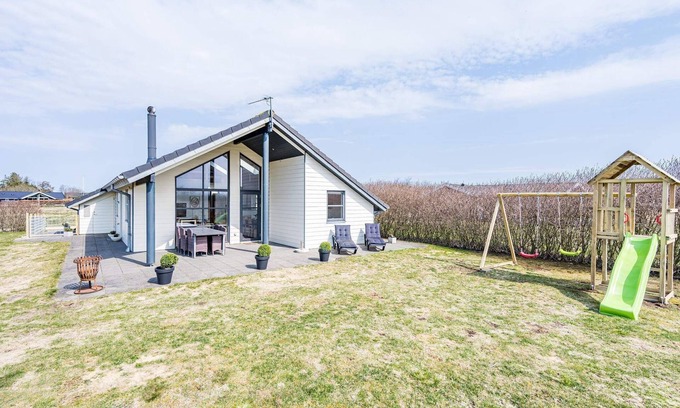 Skaven Strand House | Ideal 6-Person Holiday Home in Tarm with Spa & Pets Welcome