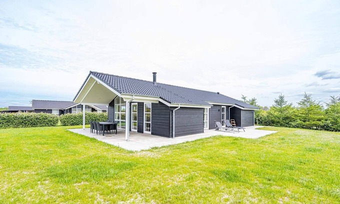 Skaven Strand House | Charming 6-Person Holiday Home in Tarm with Breakfast