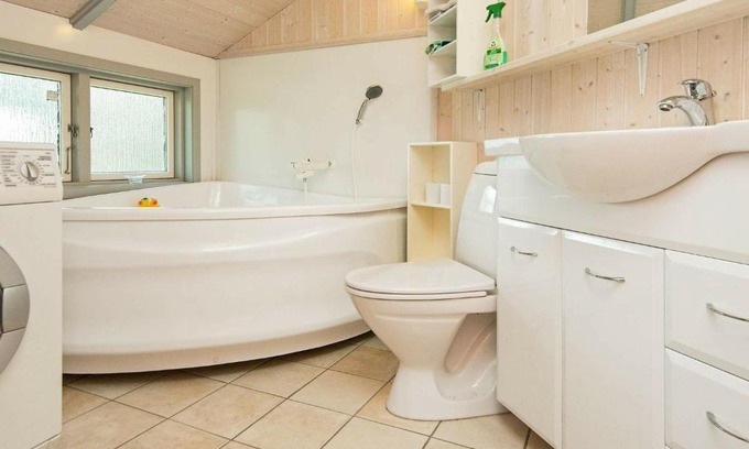 Farvang House | Family-Friendly 6-Person Retreat with Hot Tub in F rvang