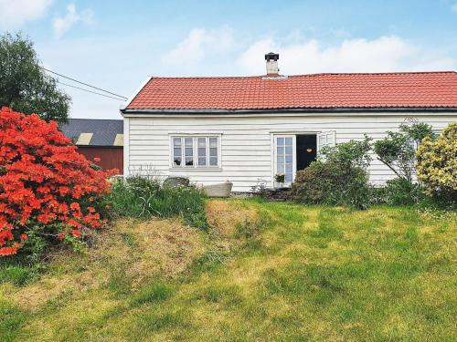 Austrheim House | Family-Friendly Retreat at Holiday Home Fonnes