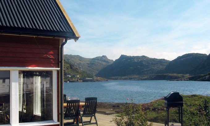 Vestvagøy House | Cozy 6-Person Holiday Home with Ocean View in Bøstad