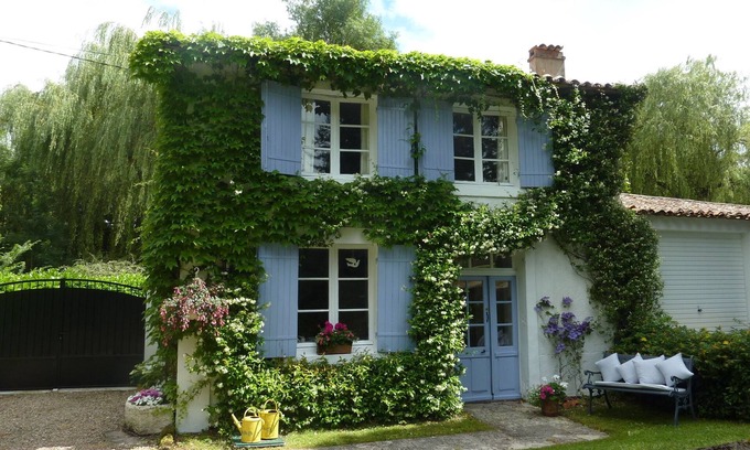 Bardenac Cottage | Cozy Lakeside Cottage for 6 Near Chalais/Aubeterre