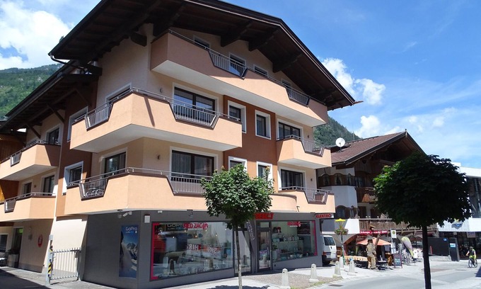 Mayrhofen Apartment | Ideal 6-Room Apartment with Balcony in Mayrhofen