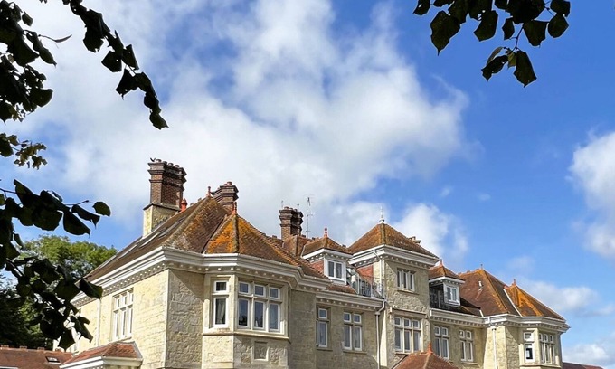 Shanklin Apartment | Family-Friendly Stay at 6 Shanklin Manor, Isle of Wight