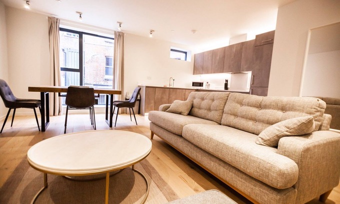 St Leonards-On-Sea Apartment | Beachside Retreat: 6 The Hideaway with Ocean Views
