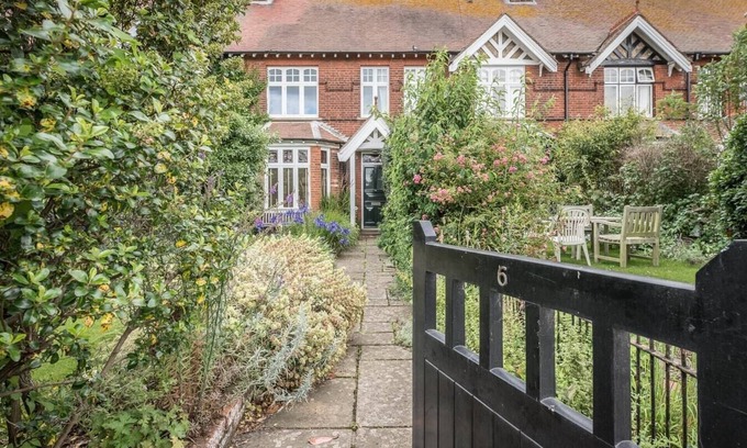 Walberswick Apartment | Explore 6 The Terrace: Pet-Friendly Getaway in Walberswick