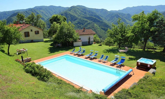 Marradi Villa | Spacious 2-Bedroom Villa with Pool and Breakfast Included