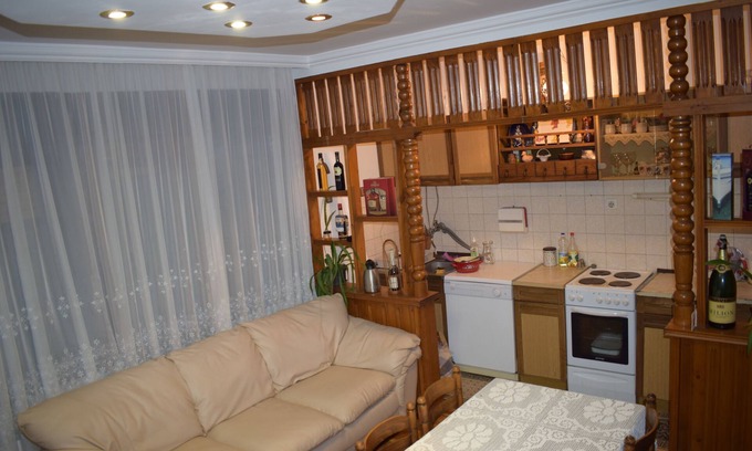 Zemun House | Cozy Retreat Near Downtown with Free Wi-Fi & Parking