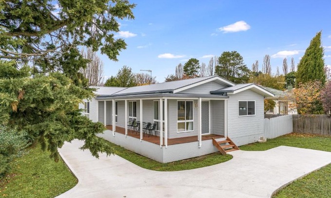 Berridale House | 61 Myack Street - Modern 4BR Home in Berridale l WiFi l Aircon