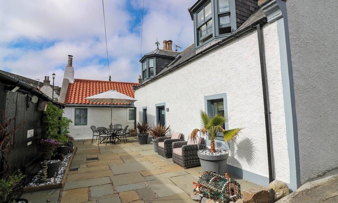 Cullen Cottage | 61 SEATOWN, pet friendly, character holiday cottage in Cullen
