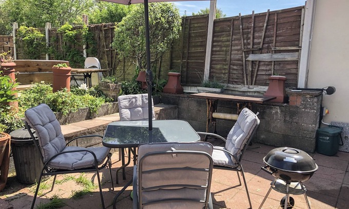 Pembrey Cottage | Pet-Friendly Holiday Cottage with Ocean Views in Pembrey