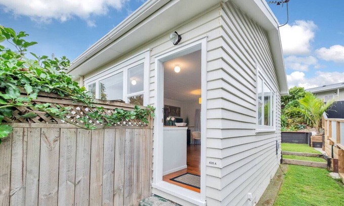 Grey Lynn Apartment | Cozy Home with Kitchen & Breakfast Near Western Springs