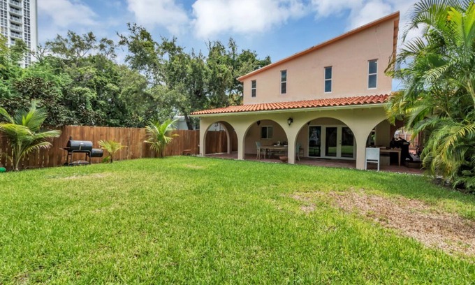 Brickell House | Inviting Family Villa in the Heart of Brickell, Near SoBe
