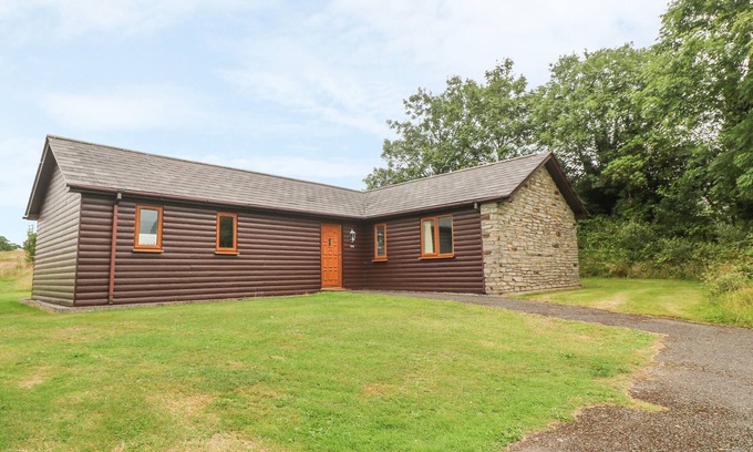 St Wenn Cottage | Family-Friendly 64 Waterside: Your Perfect Country Getaway