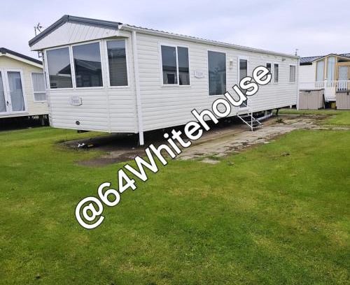 Towyn Apartment | Discover 64 Whitehouse: Family-Friendly with Private Pool