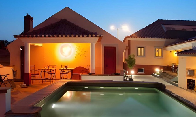 Cadaval Bed & Breakfast | Spacious 5-Star Bed and Breakfast with Pool & Pet-Friendly