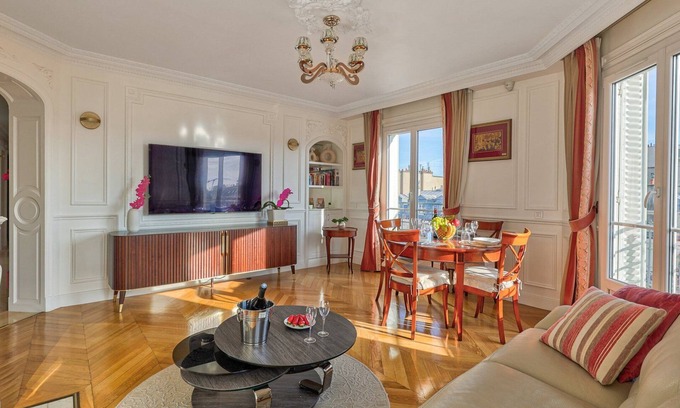Quartier de l'Horloge Apartment | Stylish 658 Suite Estelle - Pet-Friendly Family Retreat