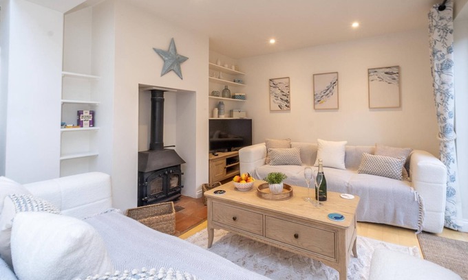 Aldeburgh Apartment | 67 Pebble Cottage: Ideal Family Retreat with Spa Amenities