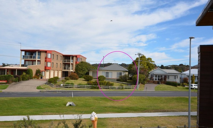 Bermagui House | Harbourside Escape: Oceanfront Views & Top-Rated Stay