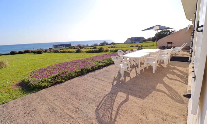 Plozevet Ski Chalet | Cozy Villa Hent Kost: Oceanfront Retreat Steps from the Sea