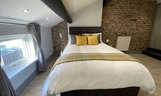 Preston Apartment | Discover 6Adelphi: Guest Rated Excellence with Kitchen Access
