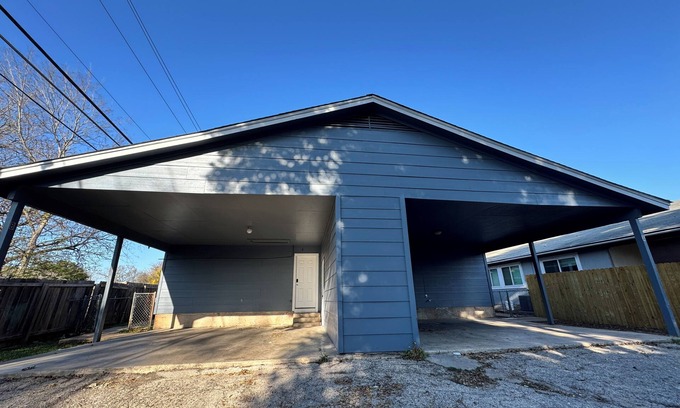 Franklin Park House | 6B4B Southeast Austin Duplex , Max 16ppl, Near SoCo, McKinney