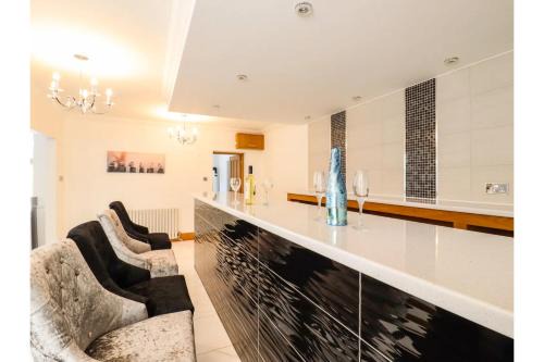 Canvey Island Apartment | Elegant 6 Bedroom Villa with Pool, Rated 10/10 by Guests