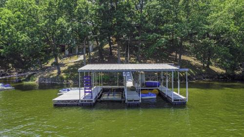 Linn Creek House | Spacious 6-Bedroom Retreat with Dock and Water Toys