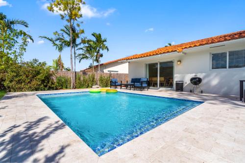 Fontainebleau House | 6BR 3BA Heated Pool Miami Vacation