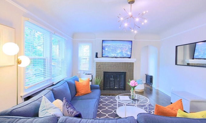 Wallingford House | Premier 6BR Wallingford Gem with Lake View Near Downtown