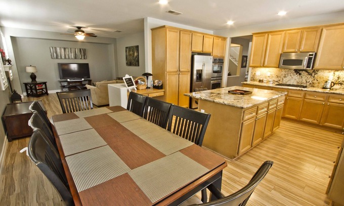 Temecula House | Pet-Friendly 6BR Home with Pool & Spa for Snowbirds