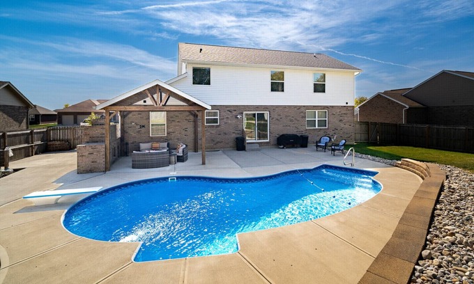 Hamilton House | Premier 6BR Home with Pool Near Spooky Nook & MiamiU