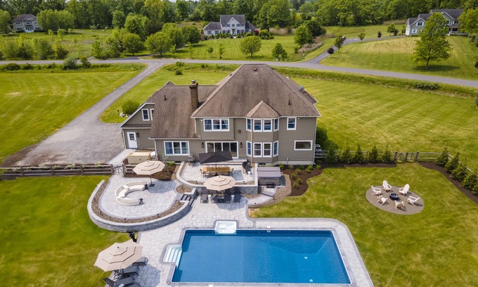 New Paltz House | Pet-Friendly 6bd Mountain Retreat with Heated Pool & Hot Tub