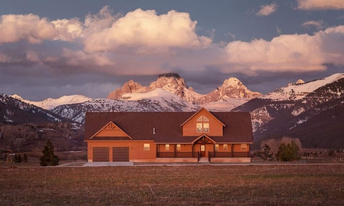 Driggs House | Inviting 6BR Rustic Retreat with Teton Views & Spa