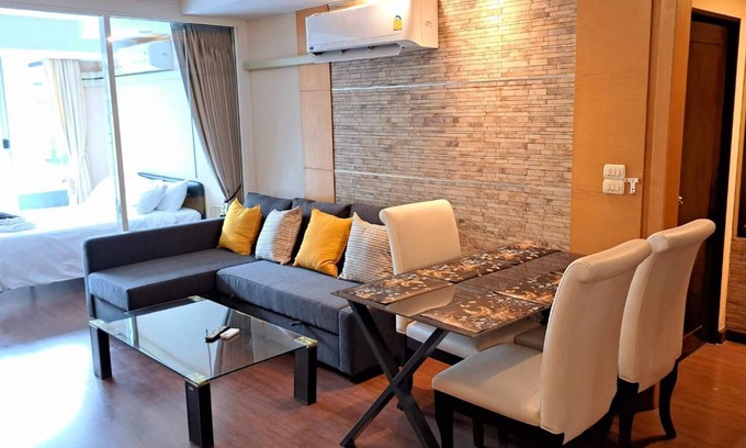 Khlong Toei Nuea Apartment | Top-Rated 3BR Retreat in Downtown Bangkok with Pool