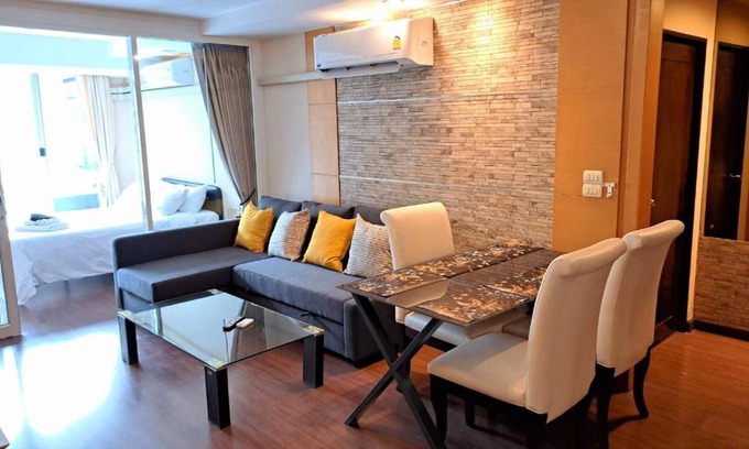 Khlong Toei Nuea Apartment | Elegant 3-Bedroom Retreat in Downtown Bangkok Near BTS